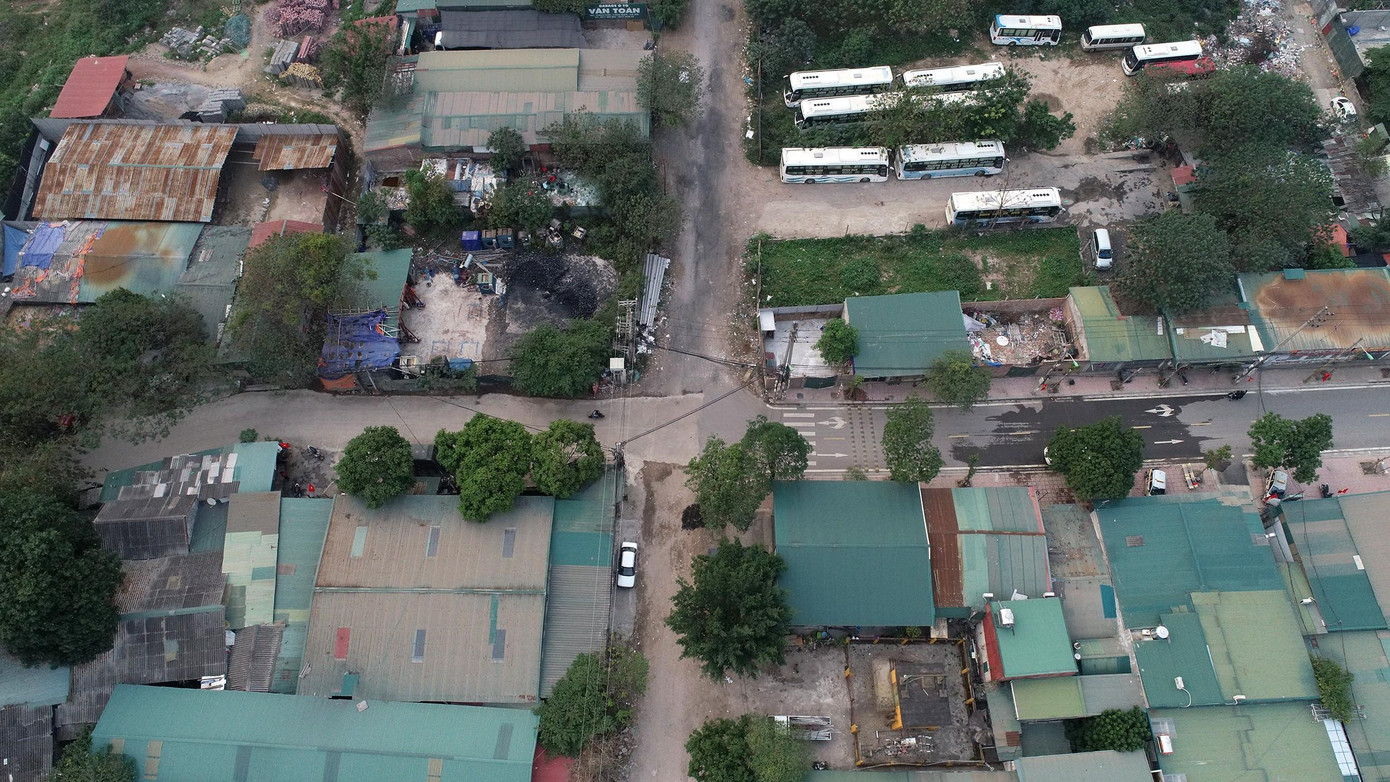 Nhà xưởng, nhà cấp 4 ồ ạt mọc trên đất nông nghiệp ven sông Hồng.