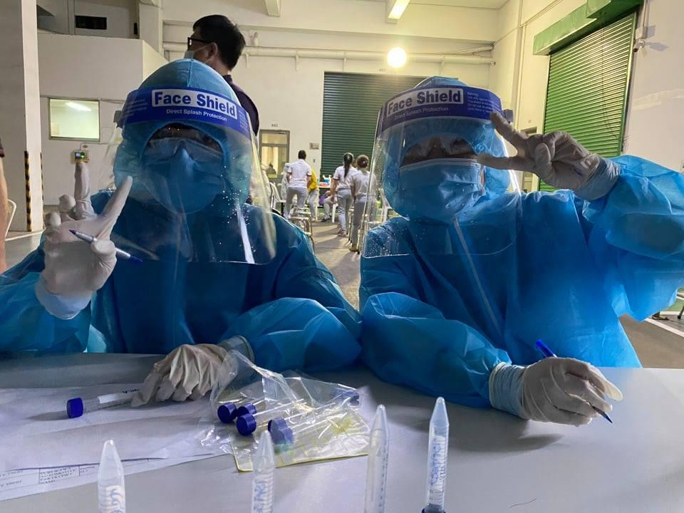 Hình ảnh các bạn sinh viên tham gia lấy mẫu xét nghiệm. Hình ảnh các bạn sinh viên tham gia lấy mẫu xét nghiệm.