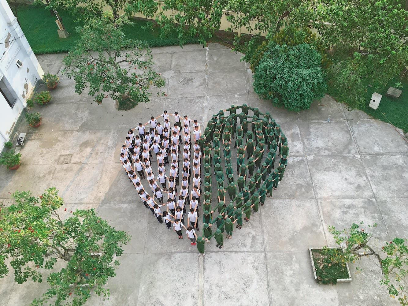 Những hình ảnh dễ thương của sinh viên trường Đại học Mở TP.HCM trong kỳ quân sự.