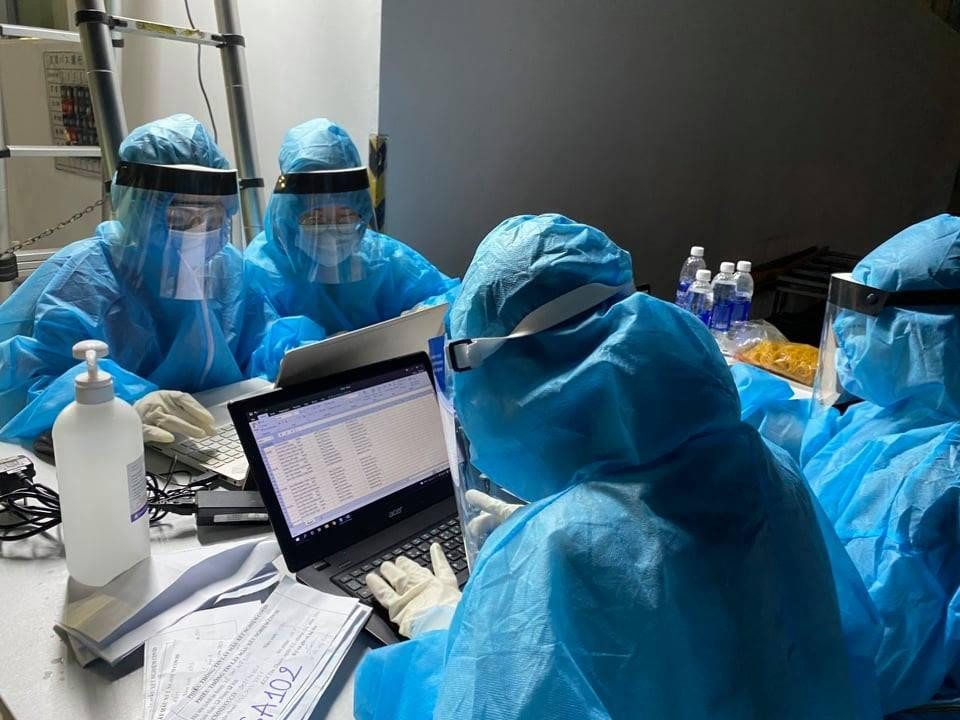 Hình ảnh các bạn sinh viên thức đêm tham gia hỗ trợ nhập liệu và thống kê. Ảnh: Đăng Quang Hình ảnh các bạn sinh viên thức đêm tham gia hỗ trợ nhập liệu và thống kê. Ảnh: Đăng Quang