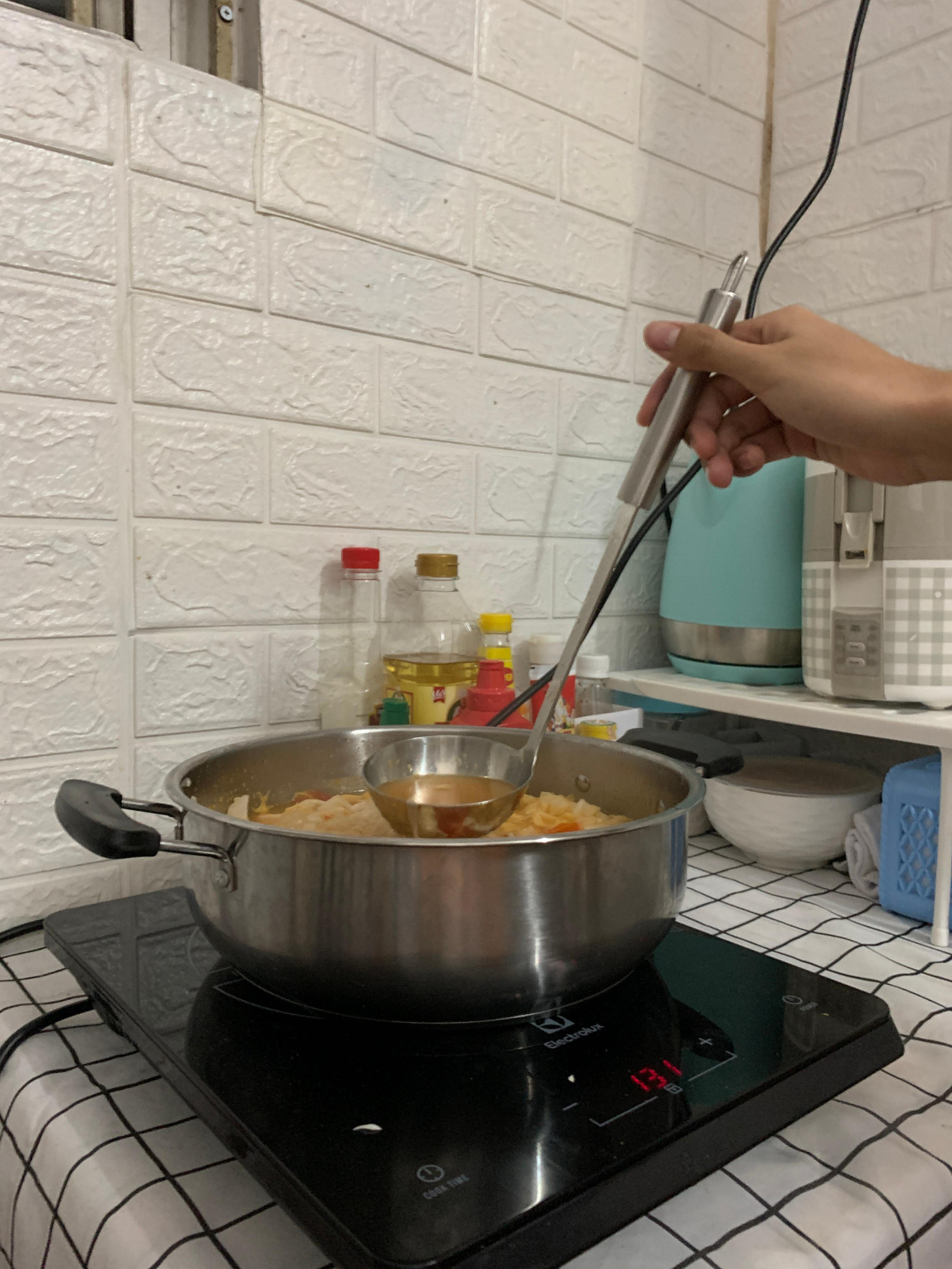 Nghỉ dịch ở nhà, nhiều sinh viên lựa chọn tự nấu ăn để tiết kiệm chi phí. Ảnh: Anh Thư Nghỉ dịch ở nhà, nhiều sinh viên lựa chọn tự nấu ăn để tiết kiệm chi phí. Ảnh: Anh Thư