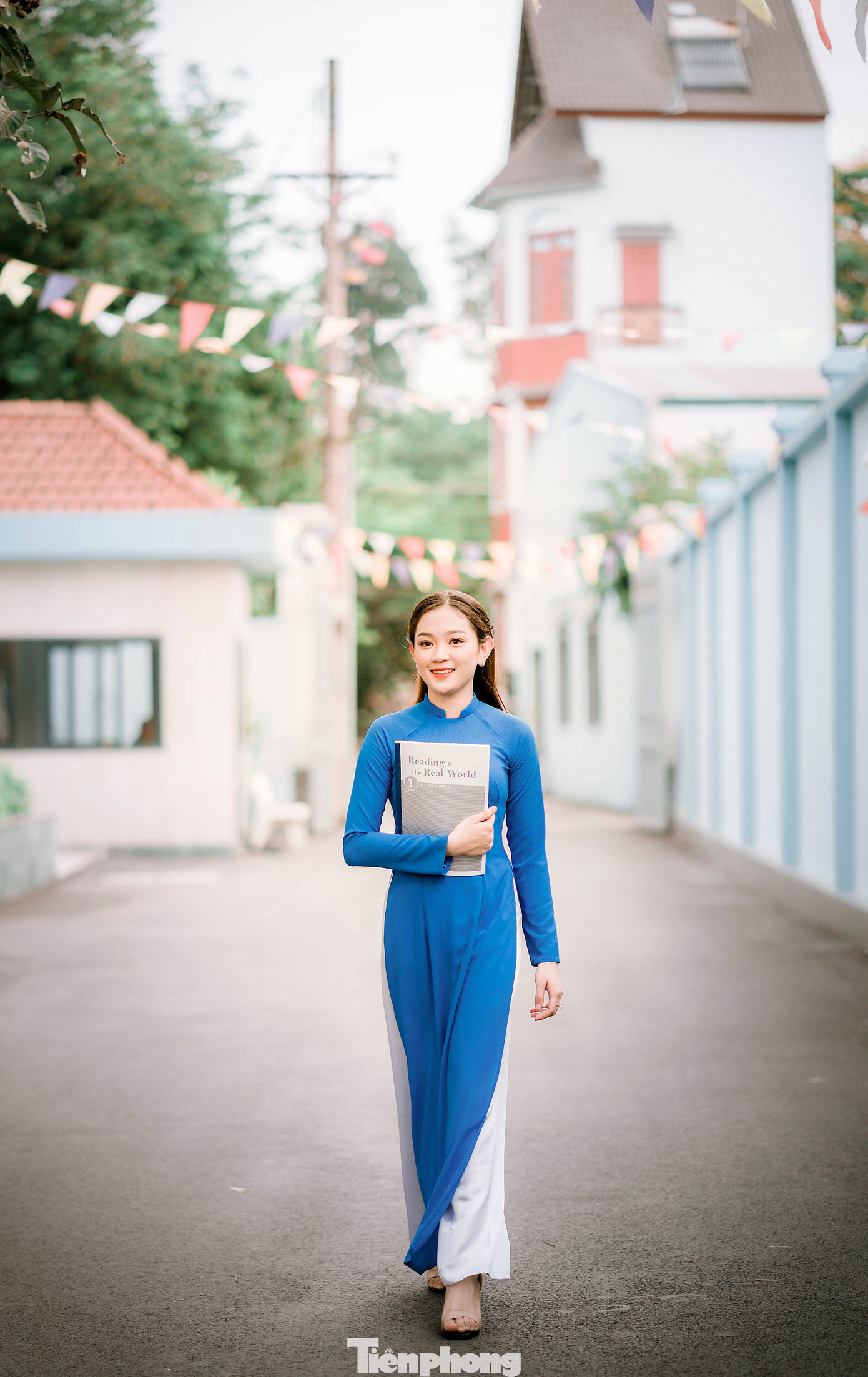 Vẻ đẹp trong veo của nữ cán bộ đoàn trường ĐH Lạc Hồng ảnh 4