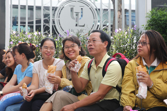 Chùm ảnh giảng viên TPHCM háo hức đi làm nhiệm vụ kỳ thi THPT Quốc gia 2019 ảnh 3