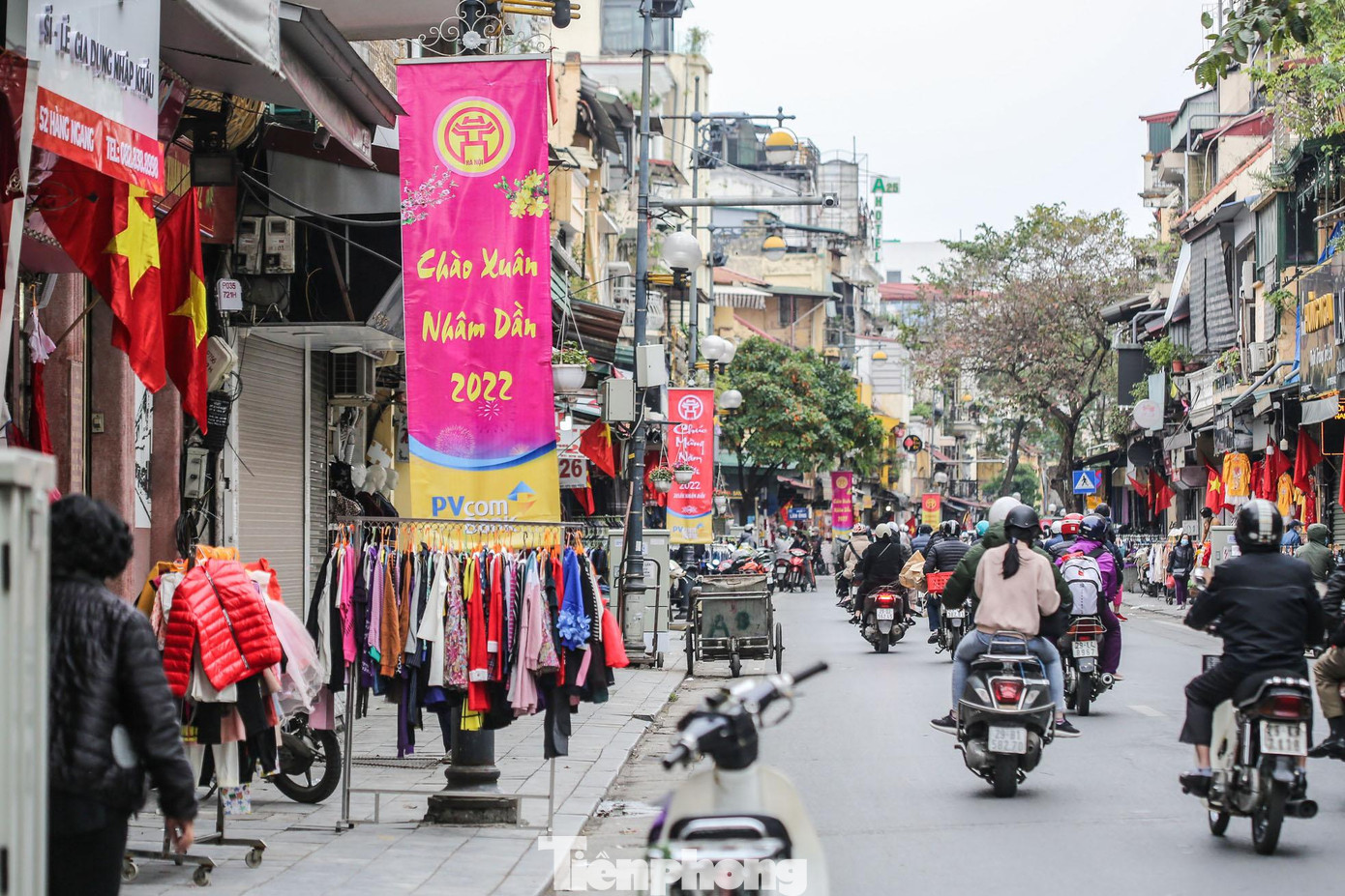 Gắn liền khu vực hồ Hoàn Kiếm, khu vực phố cổ cũng được trang trí pano mang không khí Tết trên từng khu phố.