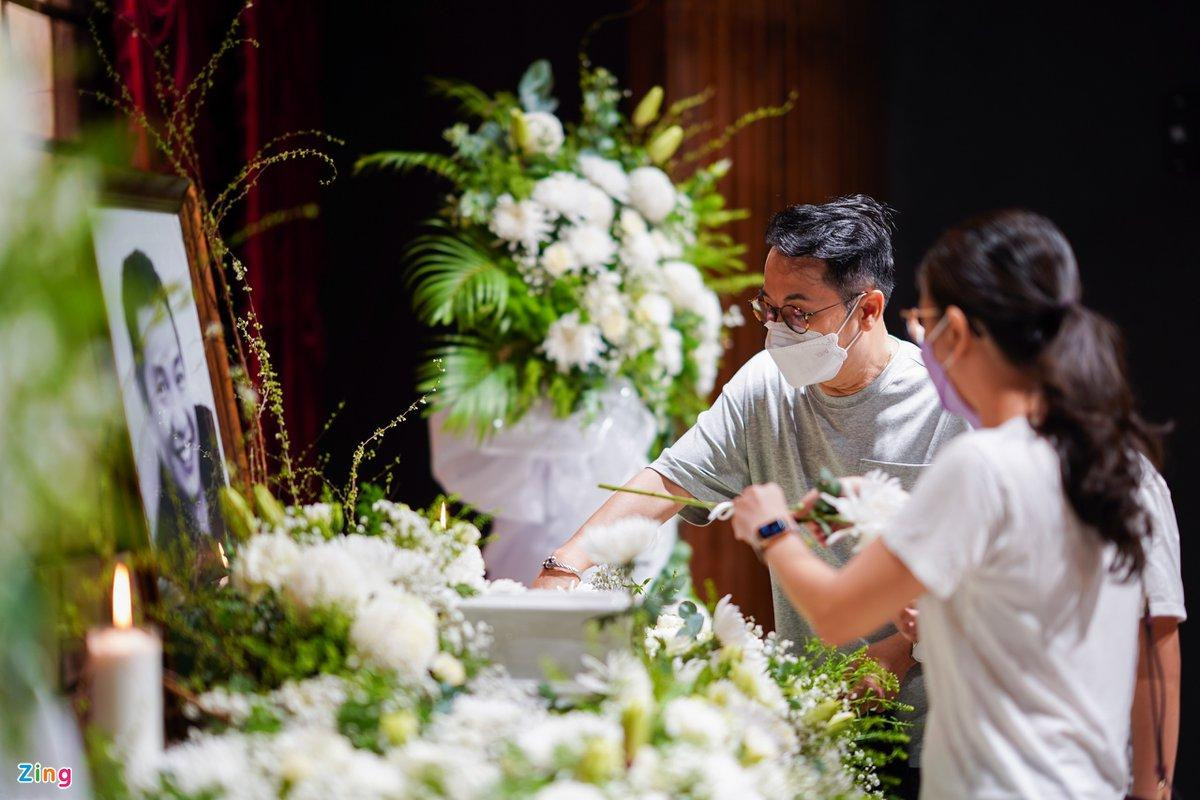 Nghệ sĩ Thành Lộc có mặt từ sớm tại lễ tang. Anh thắp hương, tiễn biệt nam đạo diễn. Nghệ sĩ Thành Lộc cho biết trong ký ức của anh, đàn em là người sống lễ phép. Nghệ sĩ Thành Lộc có mặt từ sớm tại lễ tang. Anh thắp hương, tiễn biệt nam đạo diễn. Nghệ sĩ Thành Lộc cho biết trong ký ức của anh, đàn em là người sống lễ phép.