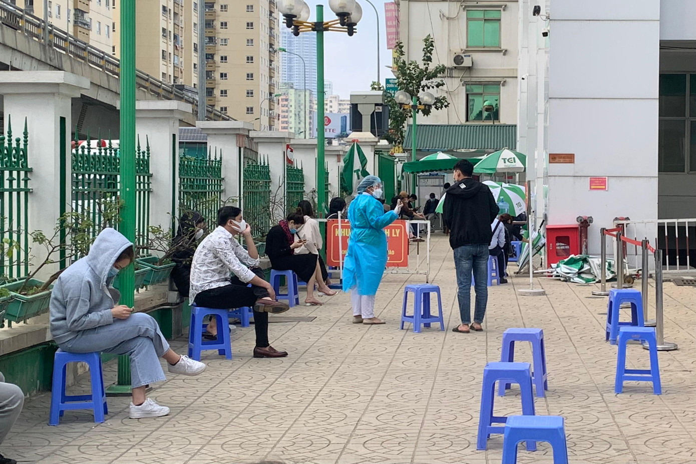 Khu vực bên trong bệnh viện được bố trí ghế ngồi giãn cách. Khu vực xét nghiệm cho những người tiếp xúc với F0, F1 được tách riêng. Khu vực bên trong bệnh viện được bố trí ghế ngồi giãn cách. Khu vực xét nghiệm cho những người tiếp xúc với F0, F1 được tách riêng.