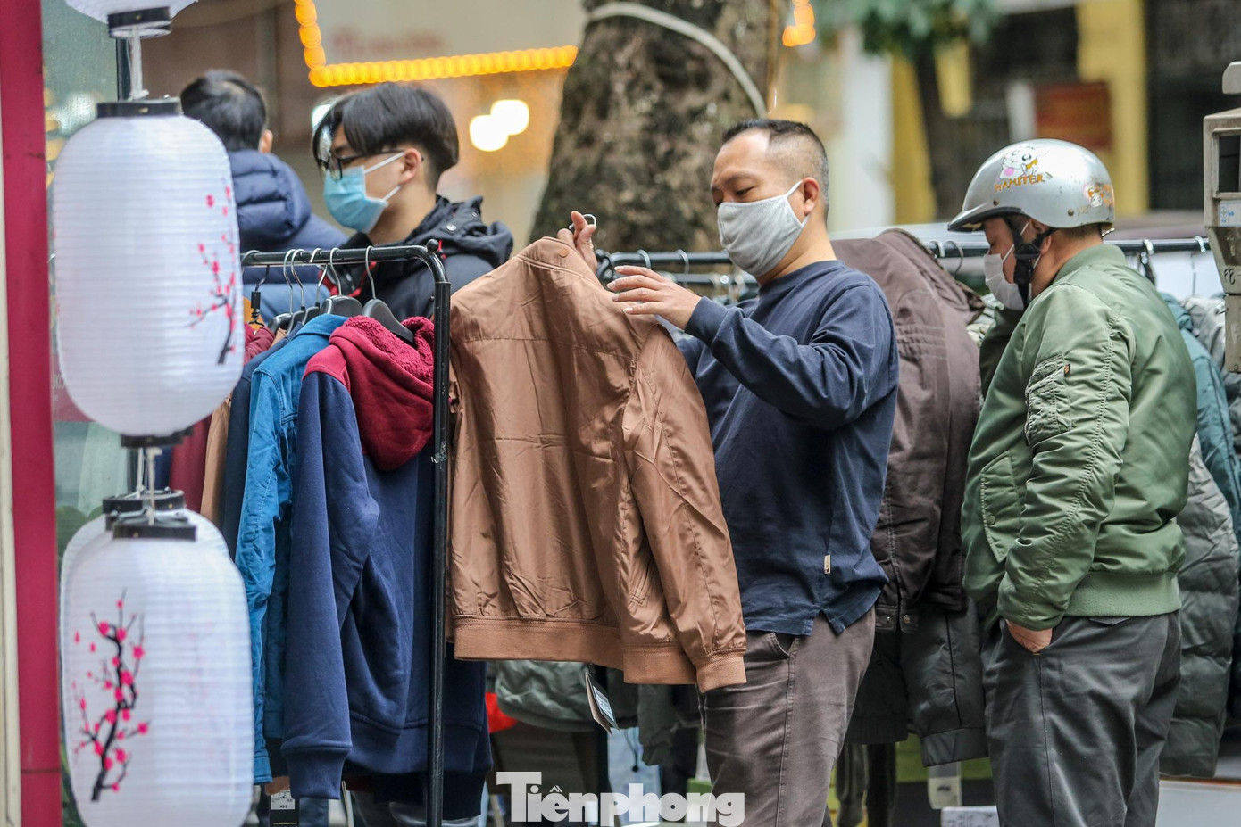 Thời tiết rét lạnh dịp Tết nên quần áo mùa đông thu hút khách hàng.