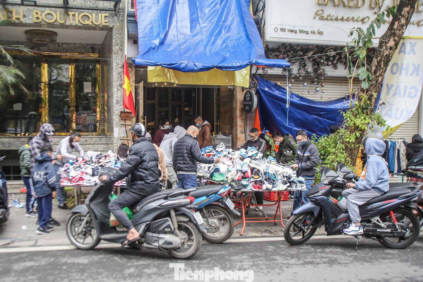 Các sản phẩm giày, dép tràn vỉa hè, mua nhanh bán vội trong ngày cuối năm.
