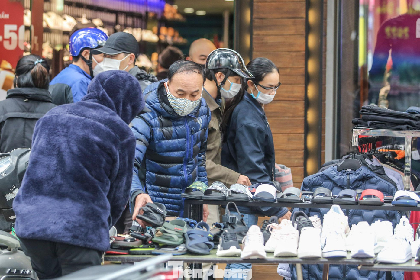 Chọn mua đồ ngày cuối năm.