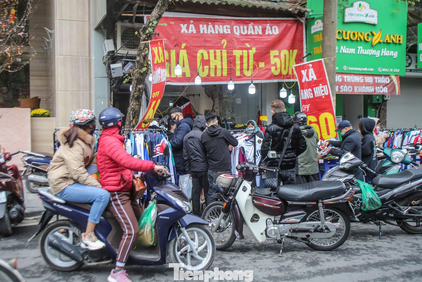 Ghi nhận của PV tại phố Hàng Bông (quận Hoàn Kiếm) sáng nay, hàng chục sạp quần áo bày bán trên vỉa hè, treo biển "xả hàng đồng giá", thu hút khá đông người.