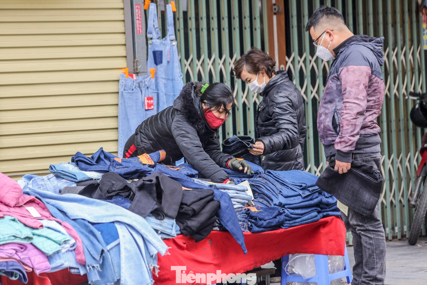 Trên phố Hàng Ngang, Hàng Đào, tiểu thương mang đồ ra vỉa hè bày bán.