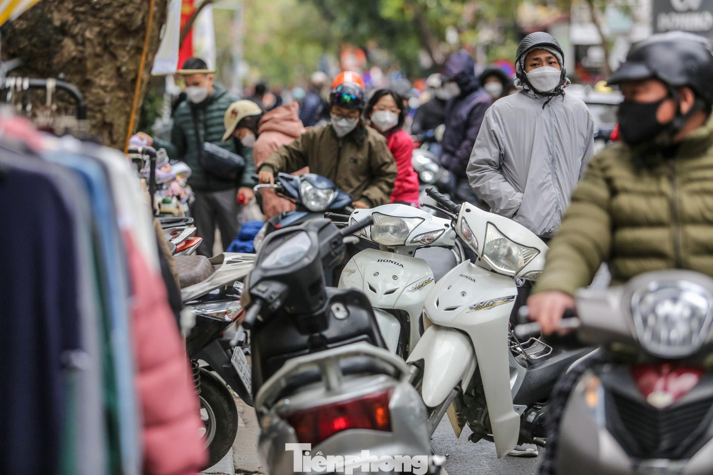 Các mặt hàng thời trang giảm giá thu hút khá đông khách hàng