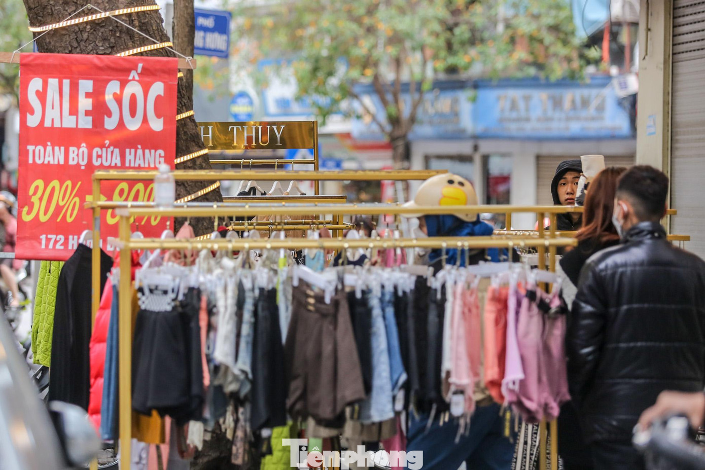 Các cửa hàng treo biển giảm giá khủng với các mức từ 30% đến 70%, thậm chí có cửa hàng giảm đến 90%.