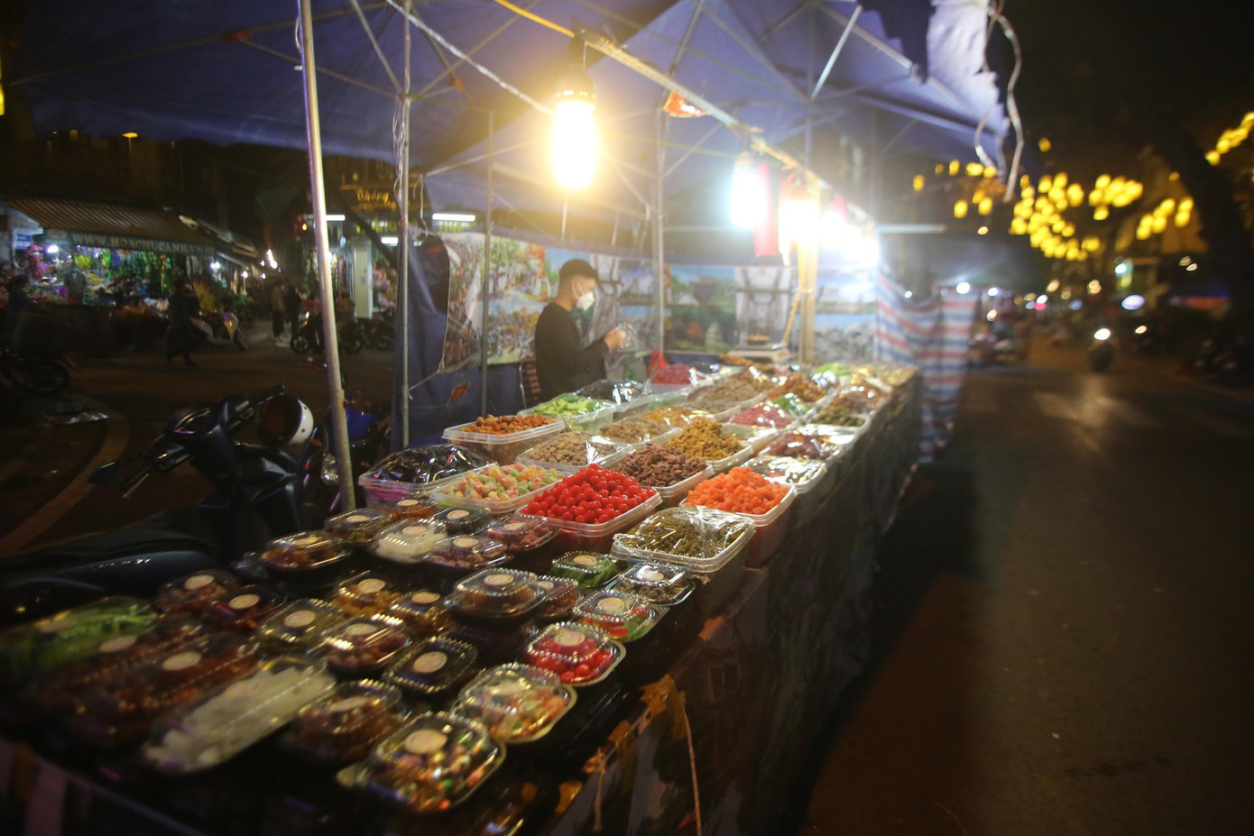 Đa dạng các sản phẩm được bày bán ở đây như quất, đào, hoa tươi, đồ trang trí, đồ cổ, thủ công mỹ nghệ, sản phẩm truyền thống, dòng tranh dân gian... Đa dạng các sản phẩm được bày bán ở đây như quất, đào, hoa tươi, đồ trang trí, đồ cổ, thủ công mỹ nghệ, sản phẩm truyền thống, dòng tranh dân gian...