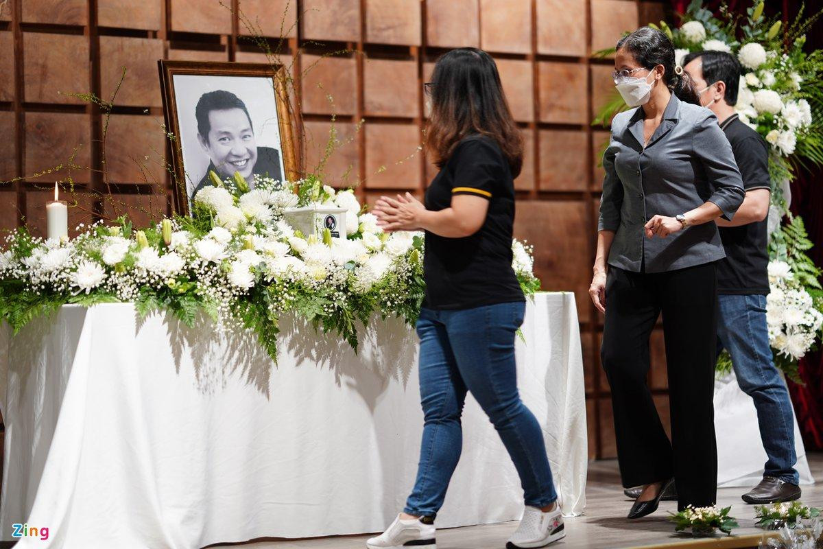 Người thân, đồng nghiệp nhìn di ảnh đạo diễn Đoàn Bình lần cuối. Nam đạo diễn sinh năm 1976, trong gia đình có truyền thống nghệ thuật. Cha của anh là cố NSƯT, đạo diễn Đoàn Bá - nguyên giám đốc Nhà hát cải lương Trần Hữu Trang. Người thân, đồng nghiệp nhìn di ảnh đạo diễn Đoàn Bình lần cuối. Nam đạo diễn sinh năm 1976, trong gia đình có truyền thống nghệ thuật. Cha của anh là cố NSƯT, đạo diễn Đoàn Bá - nguyên giám đốc Nhà hát cải lương Trần Hữu Trang.