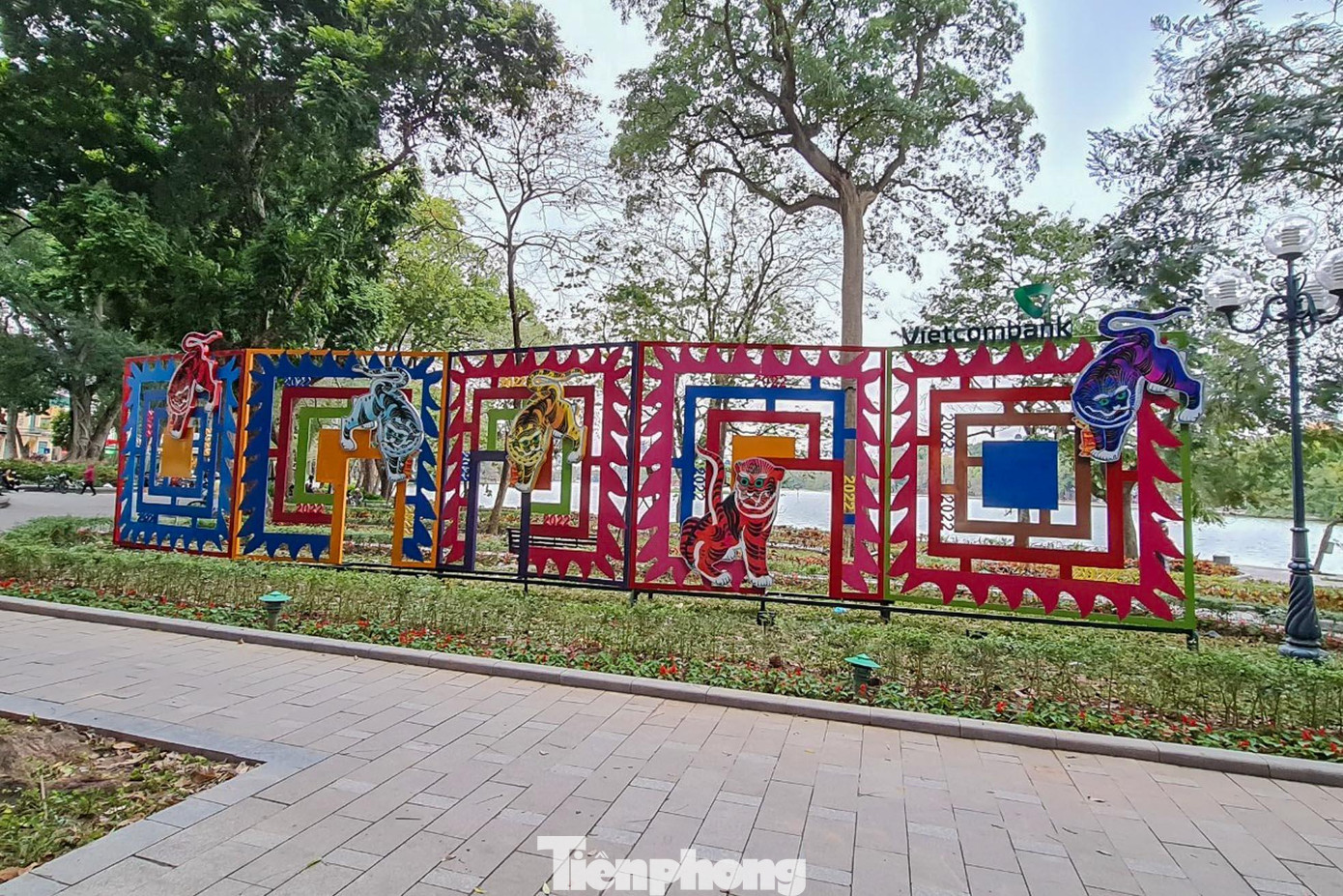 Bên cạnh đó, tại phía đường Lê Thái Tổ, tác phẩm trang trí "Hổ vờn cờ hội"
