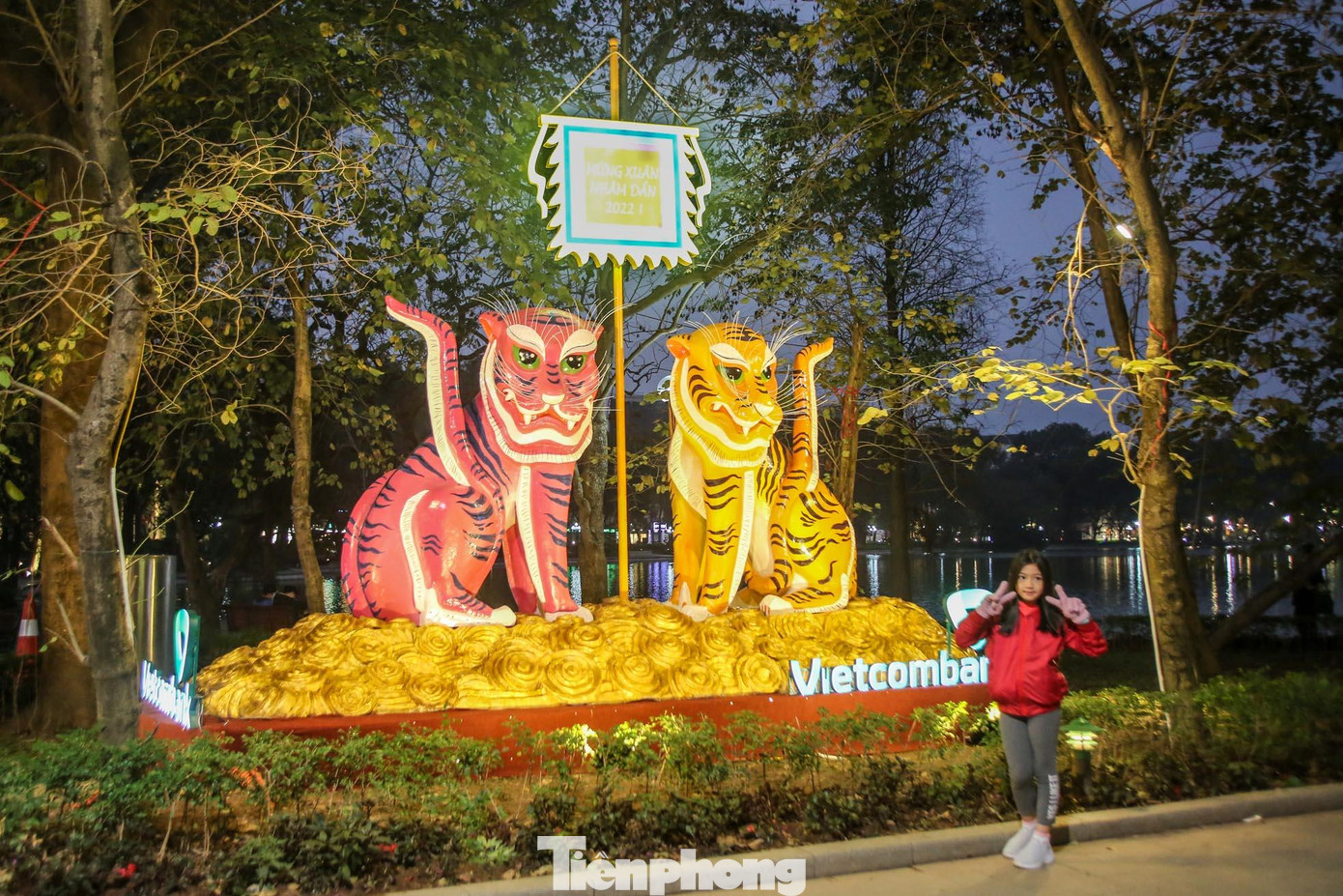 Điều đáng nói, hình tượng Thần Hổ trong tranh dân gian Hàng Trống đã được các nhà thiết kế chuyển đổi một cách khéo léo để tạo thành công trình trang trí mừng xuân Nhâm Dần “vẫn giữ được sự oai linh nhưng cũng sinh động, trẻ trung phù hợp với không khí xuân”.