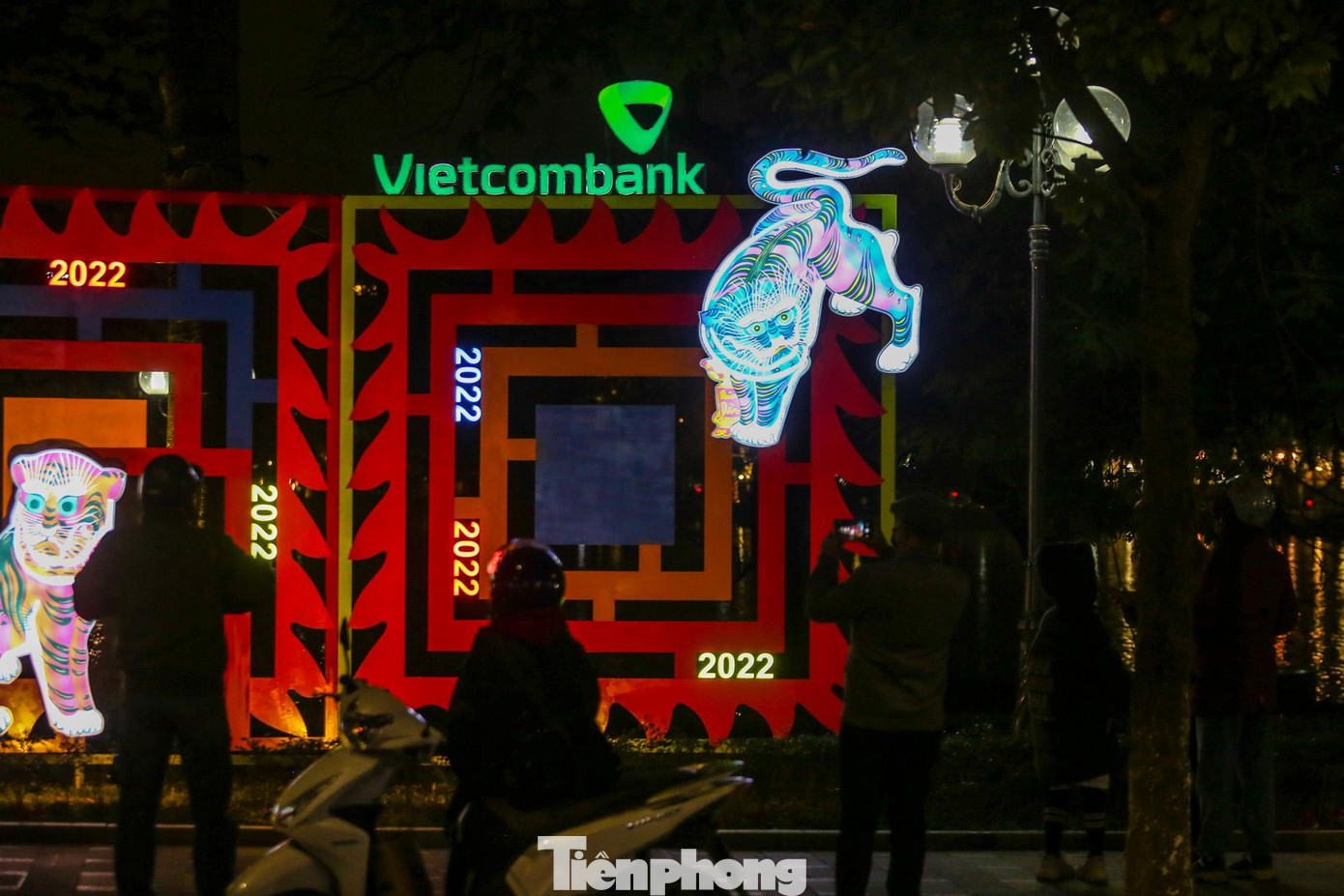 Nhiều người dân bị thu hút, dừng xe chụp hình lưu niệm với tác phẩm trưng bày tại hồ này.