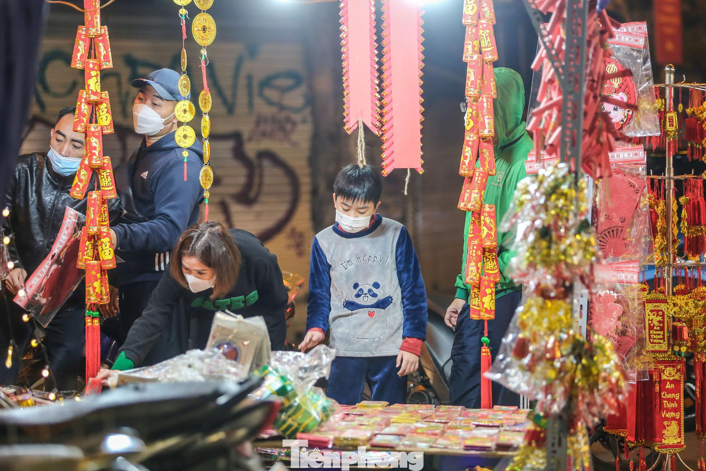 Khu vực Hàng Mã, nhiều cửa hàng vẫn sáng đèn mặc dù chỉ còn vài tiếng nữa đến giao thừa. Khu vực Hàng Mã, nhiều cửa hàng vẫn sáng đèn mặc dù chỉ còn vài tiếng nữa đến giao thừa.