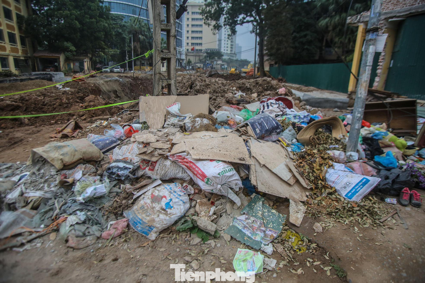 Rác thải được người dân chất thành đống qua vài tháng mà không có đơn vị thu gom, xử lý. Rác thải được người dân chất thành đống qua vài tháng mà không có đơn vị thu gom, xử lý.