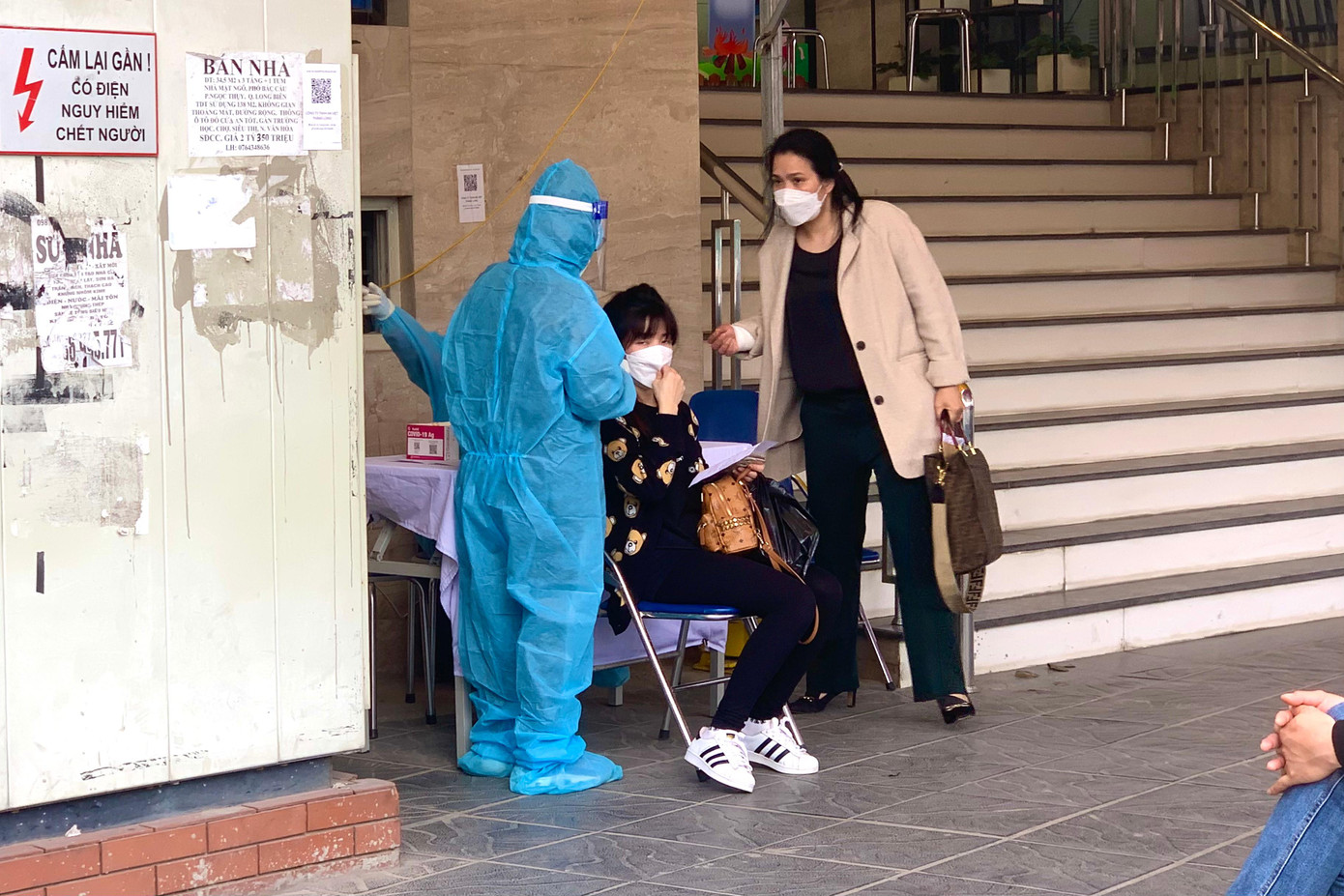 Nhiều người cho rằng, việc xét nghiệm nhanh trước khi lên xe khách, máy bay là bảo vệ mình, những người ngồi bên cạnh và giữ cho gia đình mình khi Tết đang cận kề. Nhiều người cho rằng, việc xét nghiệm nhanh trước khi lên xe khách, máy bay là bảo vệ mình, những người ngồi bên cạnh và giữ cho gia đình mình khi Tết đang cận kề.