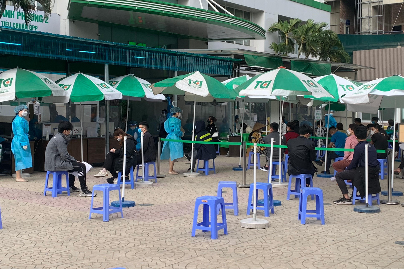 "Tôi đặt xe khách về quê ngày 29/1. Nhà xe yêu cầu phải có giấy xét nghiệm nhanh COVID-19 âm tính nên tôi dành buổi sáng đến đây để làm xét nghiệm. Không nghĩ là đông như thế này", anh Tuấn (Vân Hồ, Sơn La) cho biết. "Tôi đặt xe khách về quê ngày 29/1. Nhà xe yêu cầu phải có giấy xét nghiệm nhanh COVID-19 âm tính nên tôi dành buổi sáng đến đây để làm xét nghiệm. Không nghĩ là đông như thế này", anh Tuấn (Vân Hồ, Sơn La) cho biết.