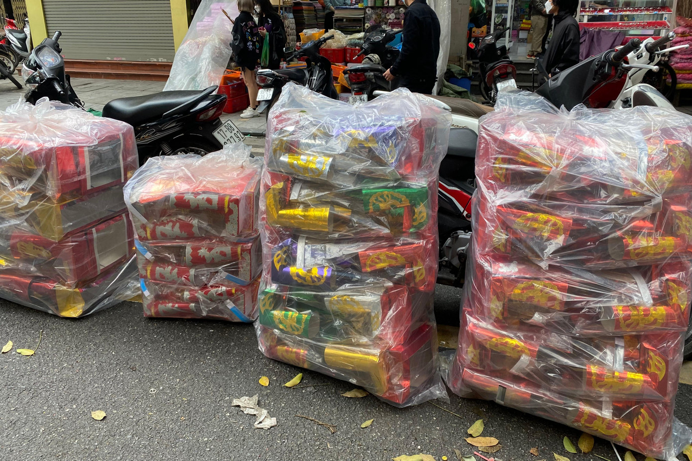 Đồ mã được để ngay dưới lòng đường. Đồ mã được để ngay dưới lòng đường.