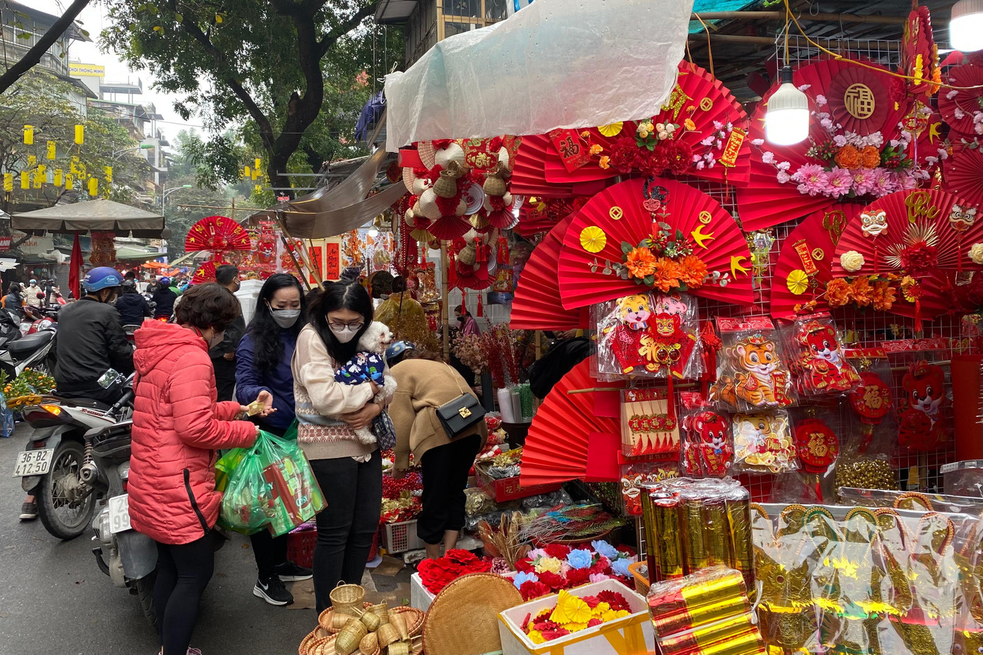 Đúng dịp cuối tuần nên lượng người đổ đến các cửa hàng bán vàng mã đông đúc hơn những ngày trước. Đúng dịp cuối tuần nên lượng người đổ đến các cửa hàng bán vàng mã đông đúc hơn những ngày trước.