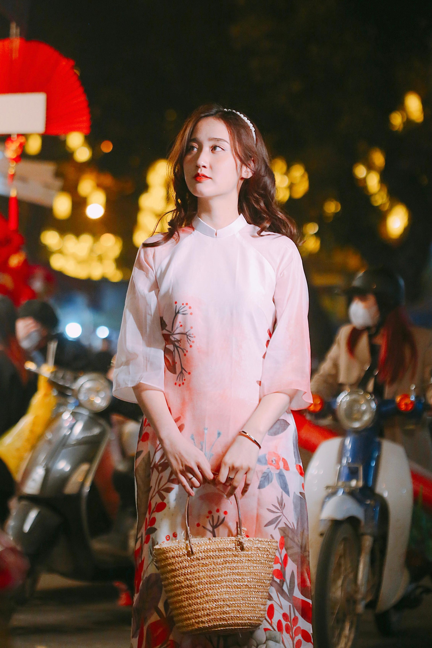 Thiếu nữ tranh thủ lưu những khoảnh khắc tại chợ hoa Tết cổ nhất Hà Nội. Thiếu nữ tranh thủ lưu những khoảnh khắc tại chợ hoa Tết cổ nhất Hà Nội.