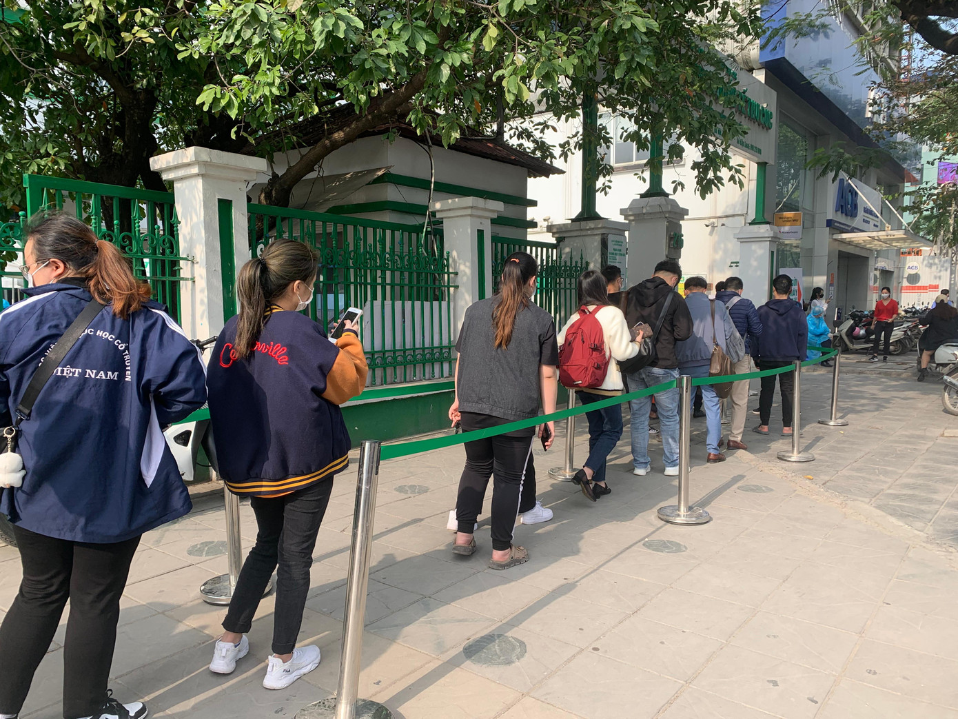 Ghi nhận của PV tại một phòng khám trên đường Trần Duy Hưng (quận Cầu Giấy), khá đông người đến xét nghiệm COVID-19. Nhân viên phòng khám phải điều tiết, xếp hàng từ ngoài cửa. Ghi nhận của PV tại một phòng khám trên đường Trần Duy Hưng (quận Cầu Giấy), khá đông người đến xét nghiệm COVID-19. Nhân viên phòng khám phải điều tiết, xếp hàng từ ngoài cửa.