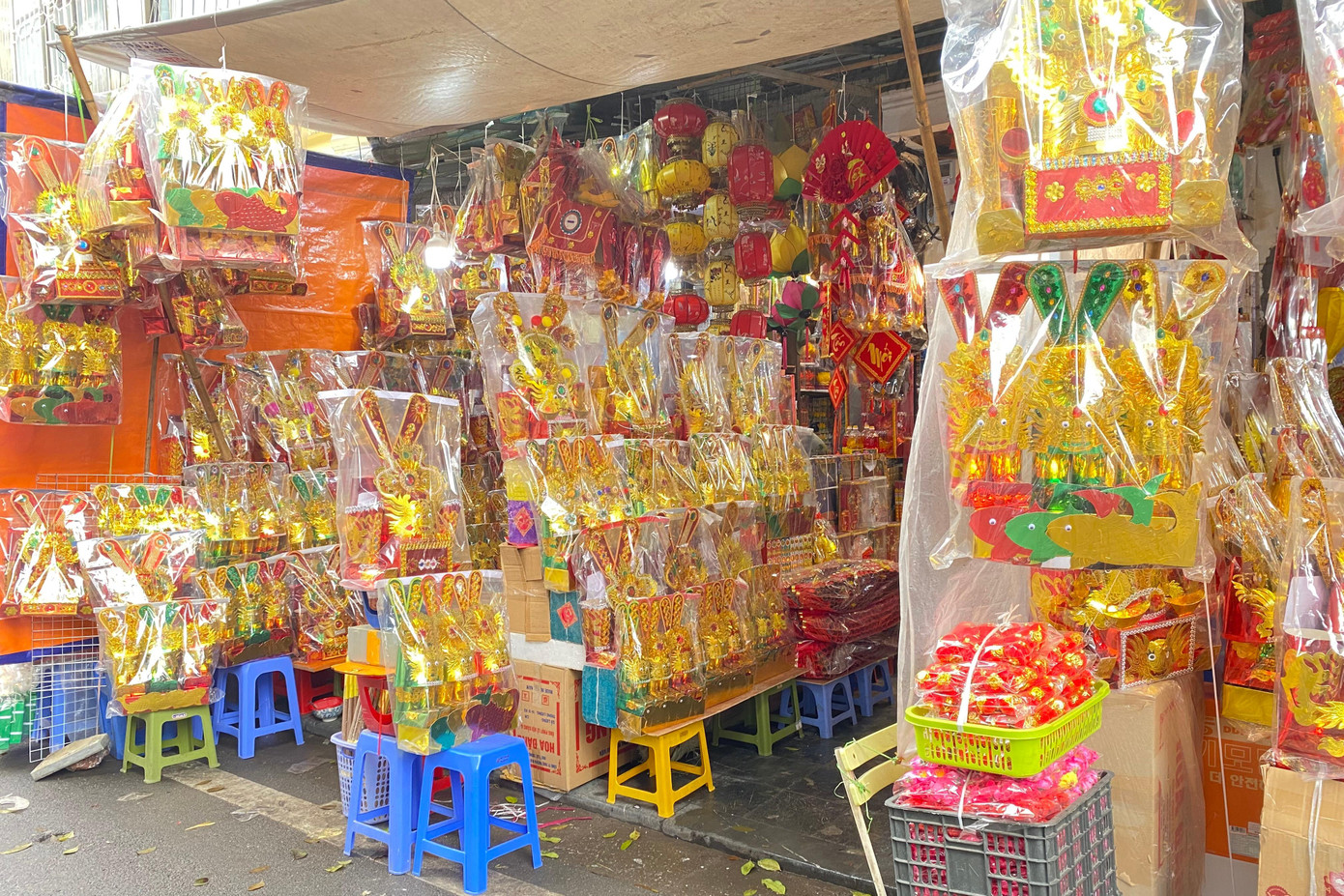 Có thể thấy thị trường đồ cúng ông Công, ông Táo hiện đã rất sôi động và nhộp nhịp, với nguồn cung dồi dào chắc chắn sẽ đáp ứng được tất cả nhu cầu mua sắm của khách hàng. Có thể thấy thị trường đồ cúng ông Công, ông Táo hiện đã rất sôi động và nhộp nhịp, với nguồn cung dồi dào chắc chắn sẽ đáp ứng được tất cả nhu cầu mua sắm của khách hàng.