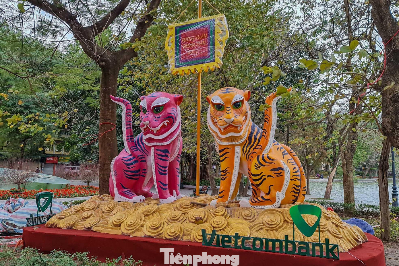 Nổi bật nhất là tác phẩm trang trí "Lưỡng hổ chầu kỳ" (hai con hổ chầu cờ hội) bên hồ Hoàn Kiếm. Tác phẩm được các nghệ sĩ thiết kế sử dụng hình tượng Thần Hổ và mây ngũ sắc trong tranh dân gian Hàng Trống.