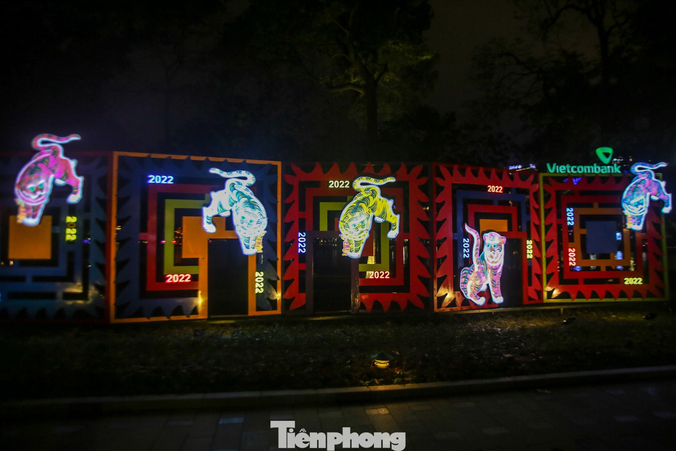 Tác phẩm lung linh trong dàn đèn vào buổi tối.