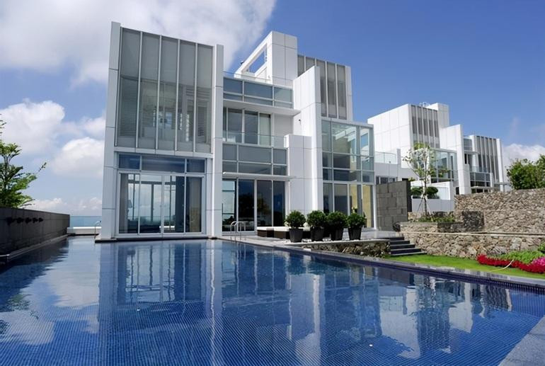 Khuôn viên biệt thự đắt tiền của Châu Tinh Trì (Ảnh: HK01). Khuôn viên biệt thự đắt tiền của Châu Tinh Trì (Ảnh: HK01).