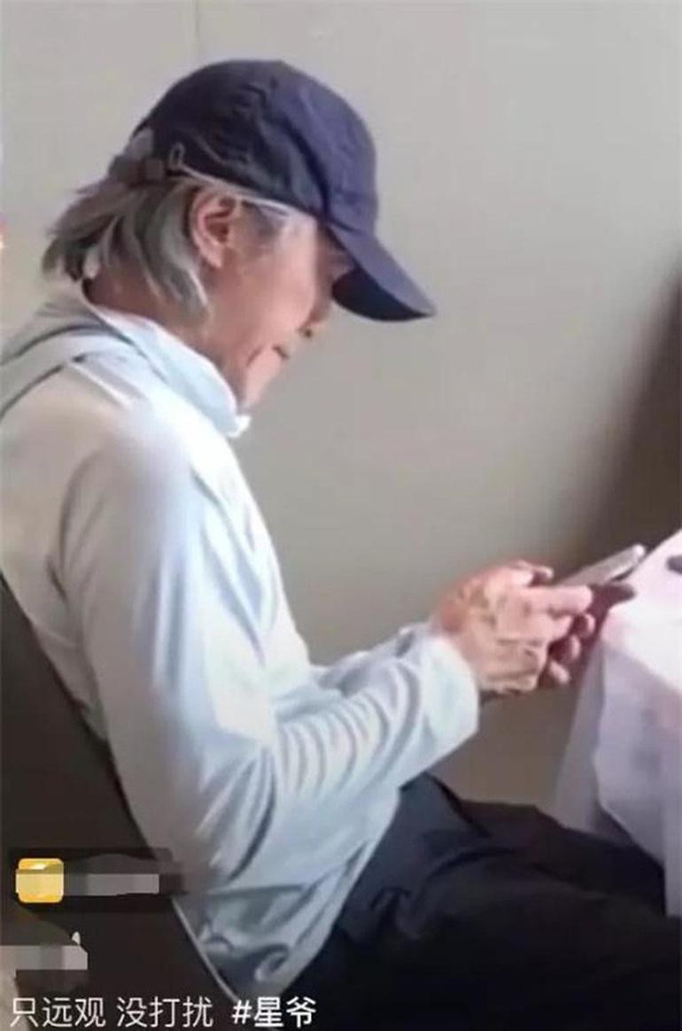 Châu Tinh Trì thường đi ăn một mình (Ảnh: Sohu). Châu Tinh Trì thường đi ăn một mình (Ảnh: Sohu).