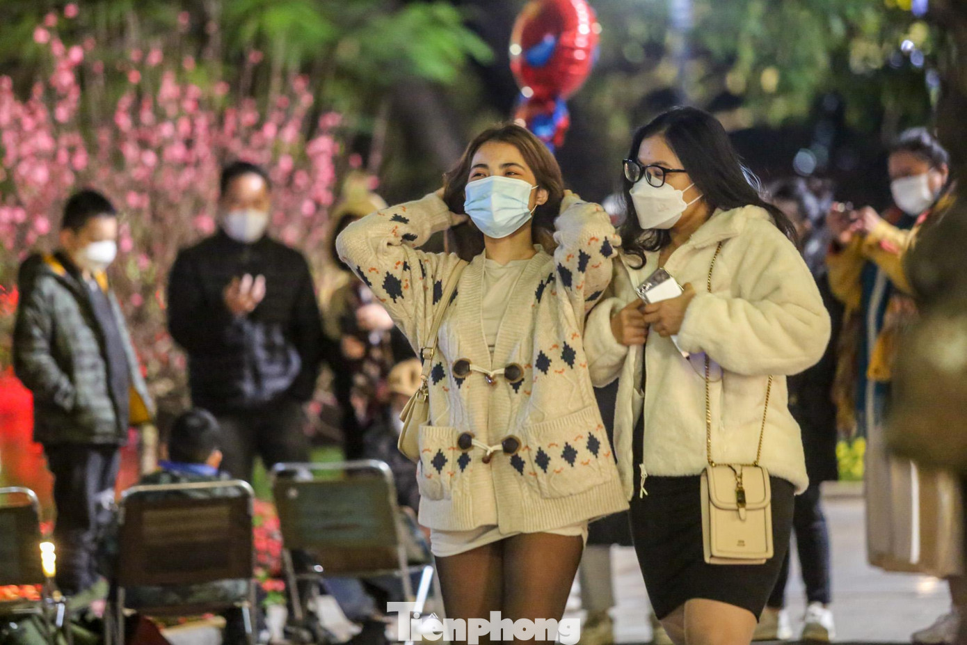 Bạn trẻ diện đồ mới dạo chơi bên hồ. Bạn trẻ diện đồ mới dạo chơi bên hồ.