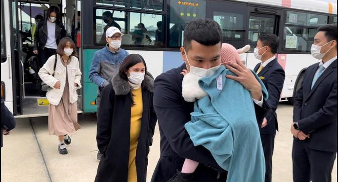 Hình ảnh tổ tiếp viên chuyến bay VN5311 hỗ trợ hành khách. Ảnh: Diễn đàn hàng không