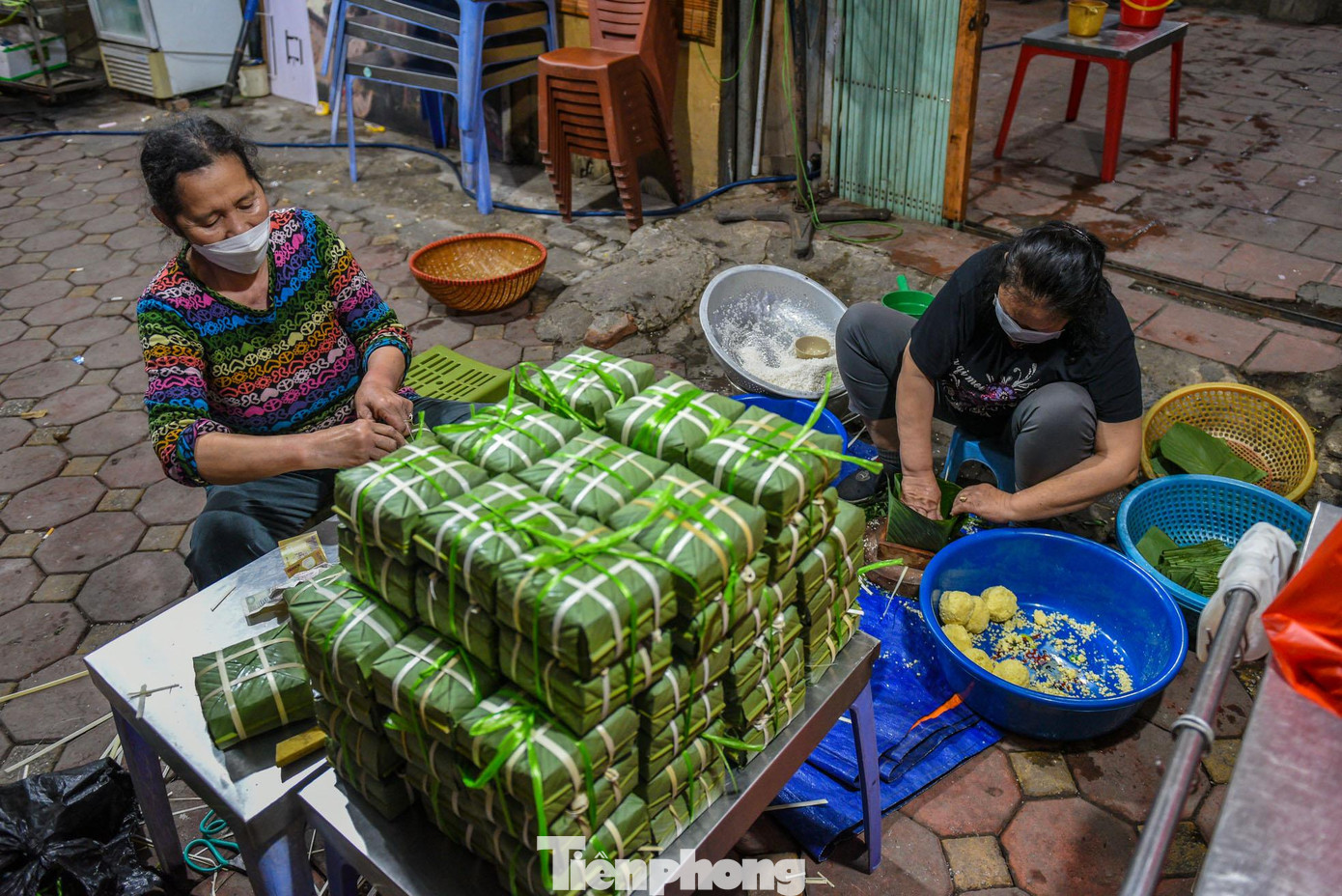 Để làm ra được một chiếc bánh chưng phải làm nhiều công đoạn, từ việc chọn, rửa lá dong to đẹp đến việc chọn thịt ba chỉ, ngâm gạo nếp, đậu xanh..