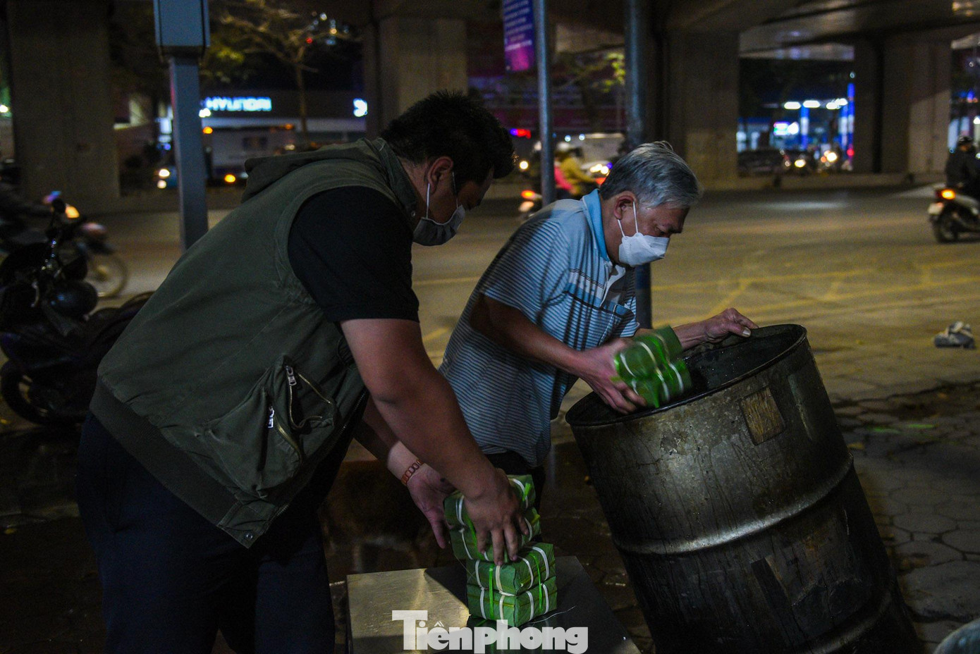 Những mẻ bánh chưng được cho vào nồi trước khi bắc lên bếp trên đường Nguyễn Trãi.