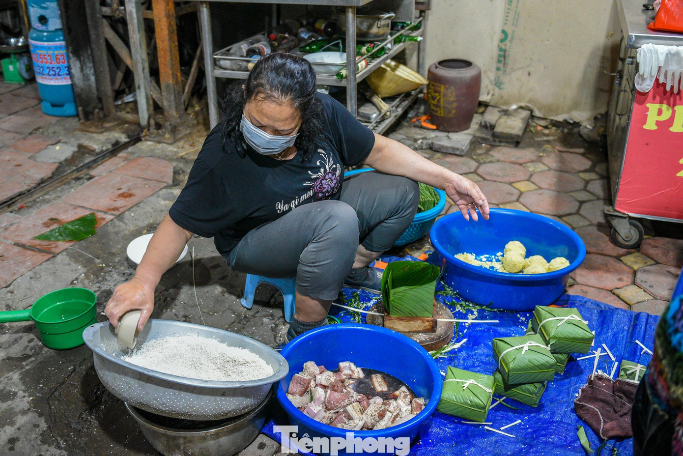 Bánh được gói cẩn thận, vuông vắn trước khi cho vào nồi.
