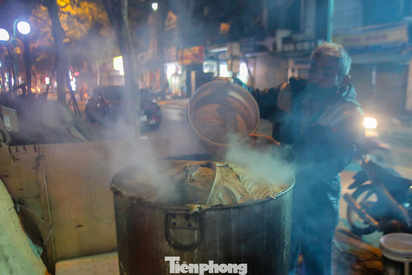 Gia đình chú Sơn cho biết phải thay nhau canh nồi bánh chưng mấy đêm liền.