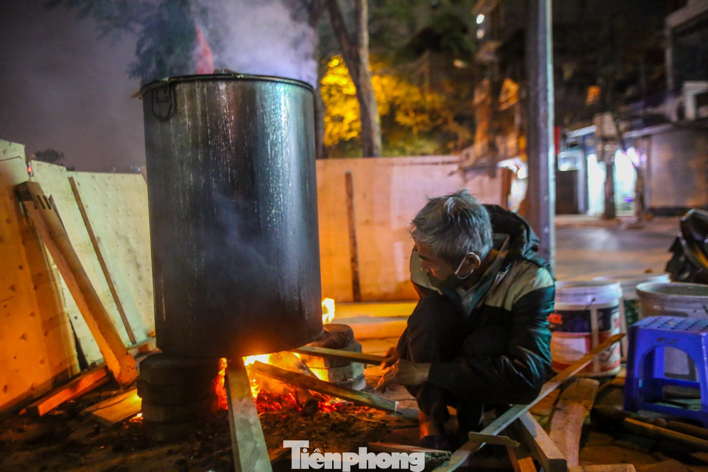 Đây là năm thứ 10 chú Sơn (62 tuổi) sống tại phố Khương Đình bắc nồi bánh chưng khi Tết đến Xuân về. Từ những năm đầu tiên chỉ luộc cho gia đình, những năm sau đó cho anh em họ hàng, hàng xóm, bánh chưng ngon lượng người đặt lại tăng theo từng năm.