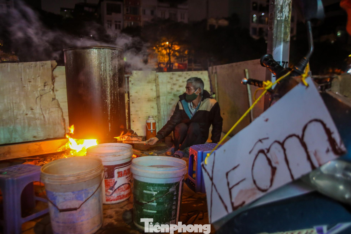 Phải đến tối khi mọi người đã đi ngủ, chú mới ra bắc bếp trên vỉa hè dọc sông Tô Lịch. "Sau 14 tiếng đun bằng củi tức là đến sáng sớm mới có thể vớt ra, coi như là thức trắng đêm để canh nồi bánh chưng. Năm ngoái nhà tôi "đỉnh" nhất khi làm được hơn 1.400 cái bánh chưng", chú Sơn chia sẻ.