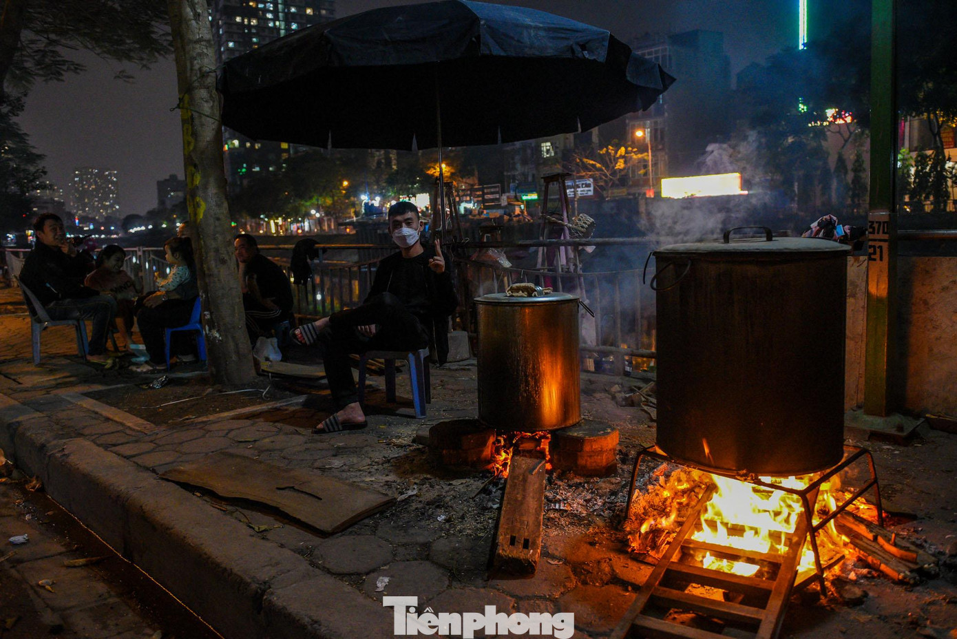 Một nồi bánh chưng khác nghi ngút khói trên vỉa hè một góc phố Khương Đình.