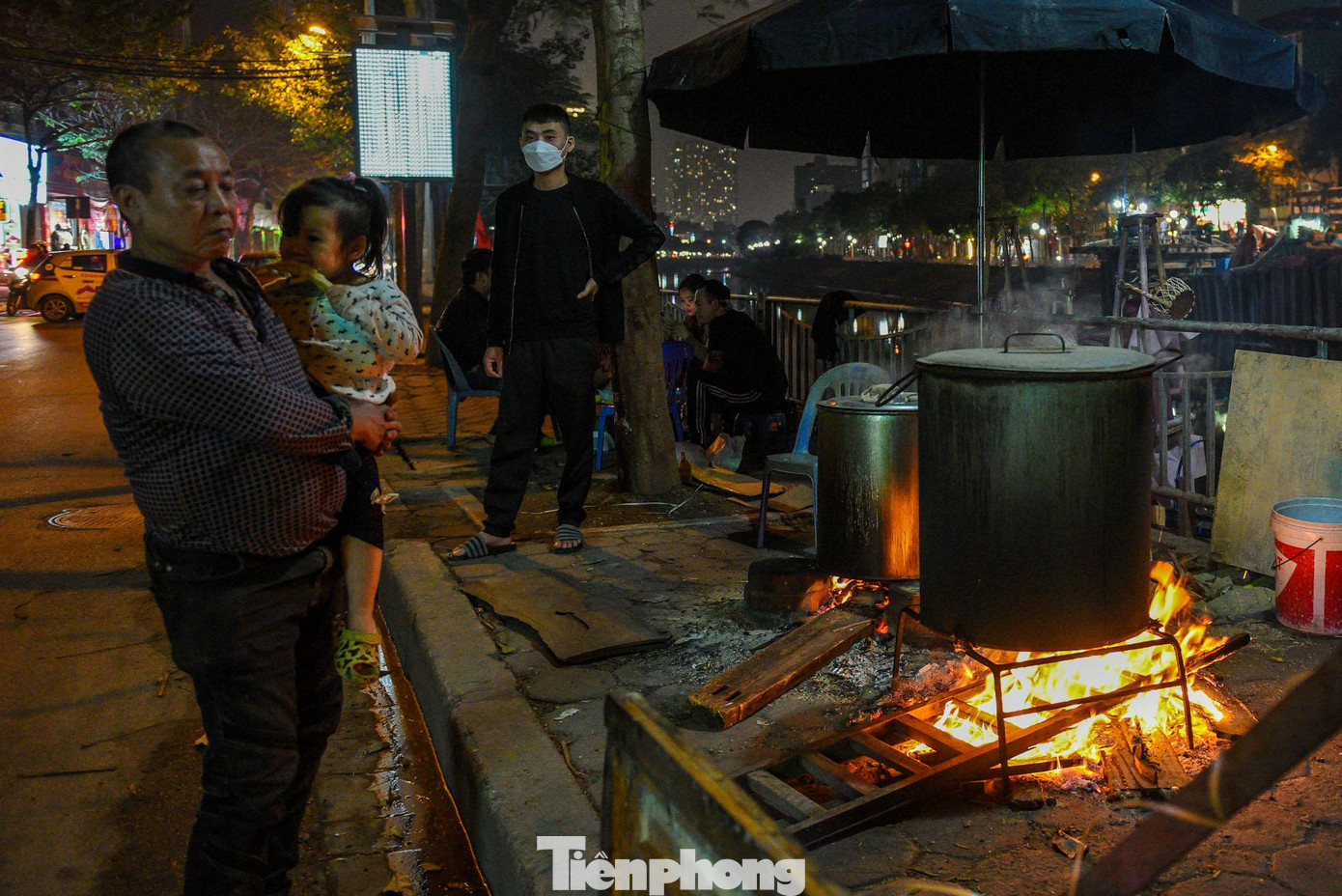 Khi xã hội ngày càng phát triển, mọi thứ có thể đều mua ở được chợ hay các siêu thị lớn, song người dân Thủ đô vẫn giữ nét truyền thống trong dịp Tết bằng cách sum vầy, cùng nhau ngồi gói bánh chưng, canh bếp lửa chờ bánh chín rồi quây quần bên mâm cơm tất niên.