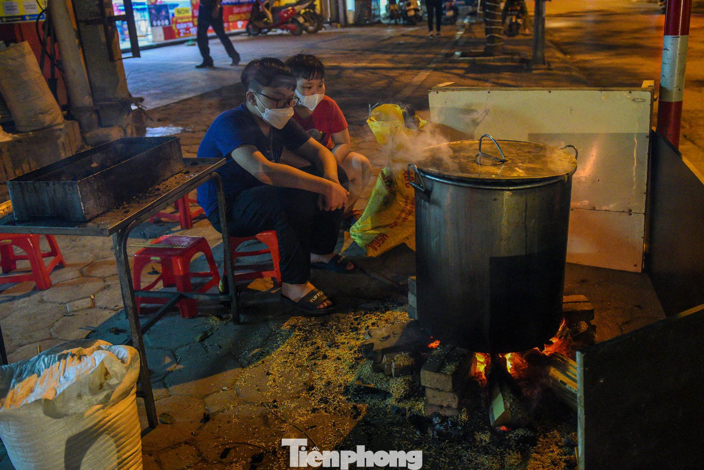 Không thua kém gì người lớn, những đứa trẻ ở đây tự mình đưa củi, canh nồi bánh chưng cùng đến đêm muộn, hòa cùng không khí Tết ấm áp bên gia đình.