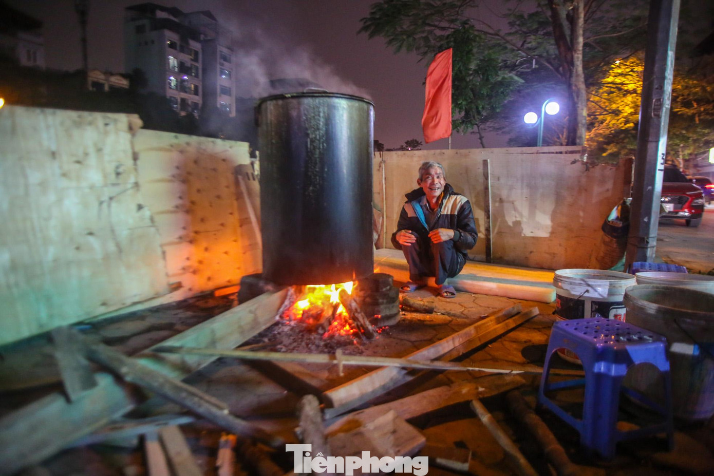 Ghi nhận của PV, khi mọi người bắt đầu đi ngủ thì cũng là lúc vỉa hè các tuyến phố của Hà Nội như Khương Đình, Nguyễn Trãi, Vũ Tông Phan... bắt đầu đỏ lửa hồng, người dân quây quần, thức xuyên đêm bên nồi bánh chưng nghi ngút khói trong những ngày cận Tết Nguyên đán.
