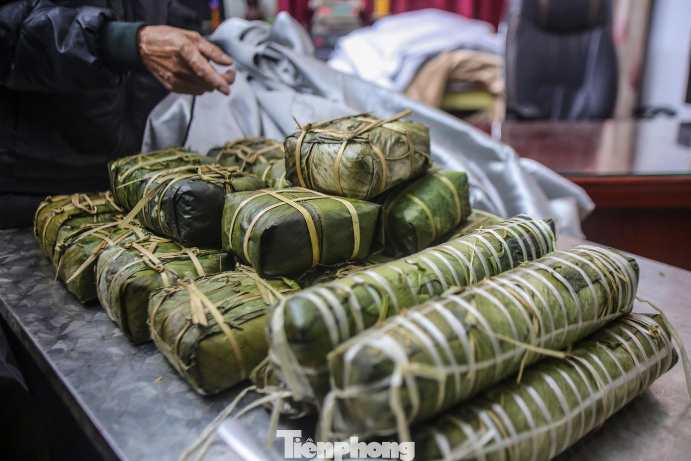 Các sản phẩm bánh chưng, bánh tét sau khi được vớt ra.