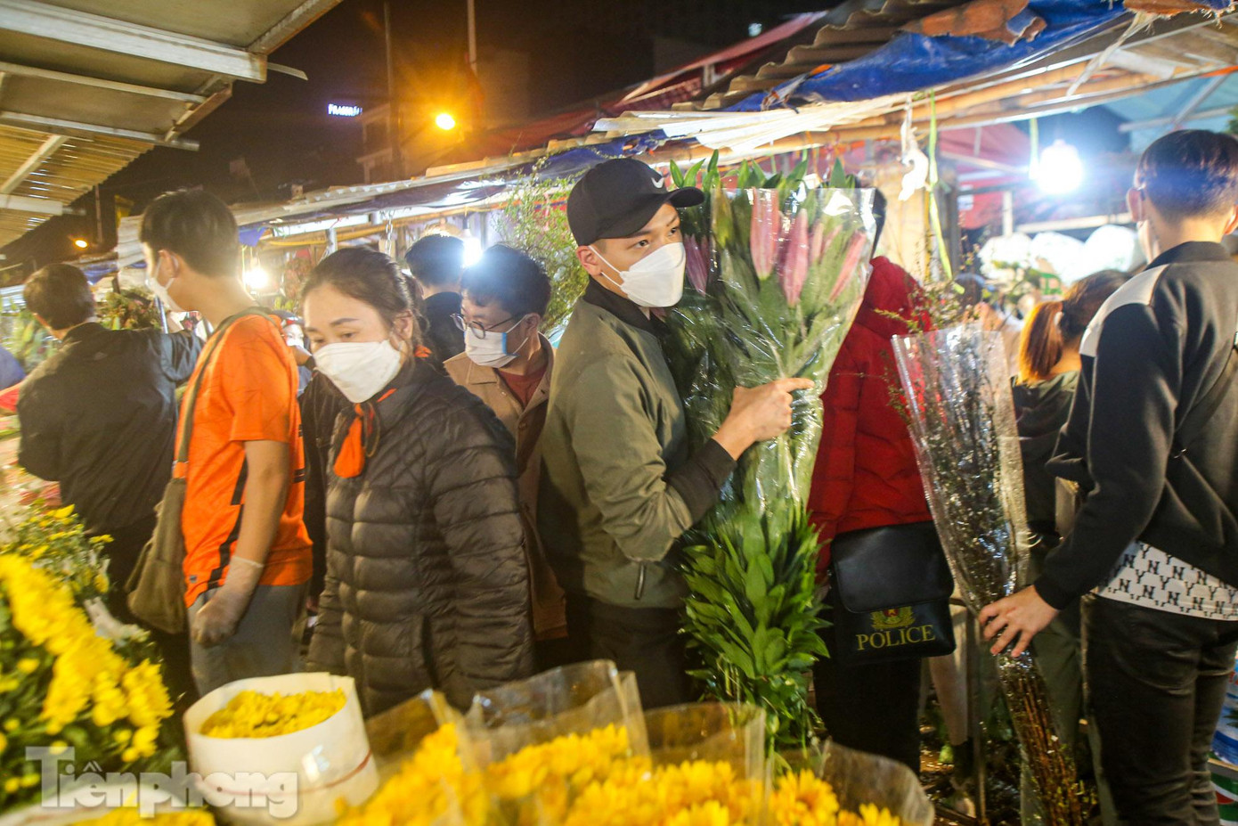 Đi chợ hoa trở thành thú vui của nhiều người trong dịp Tết. Đi chợ hoa trở thành thú vui của nhiều người trong dịp Tết.