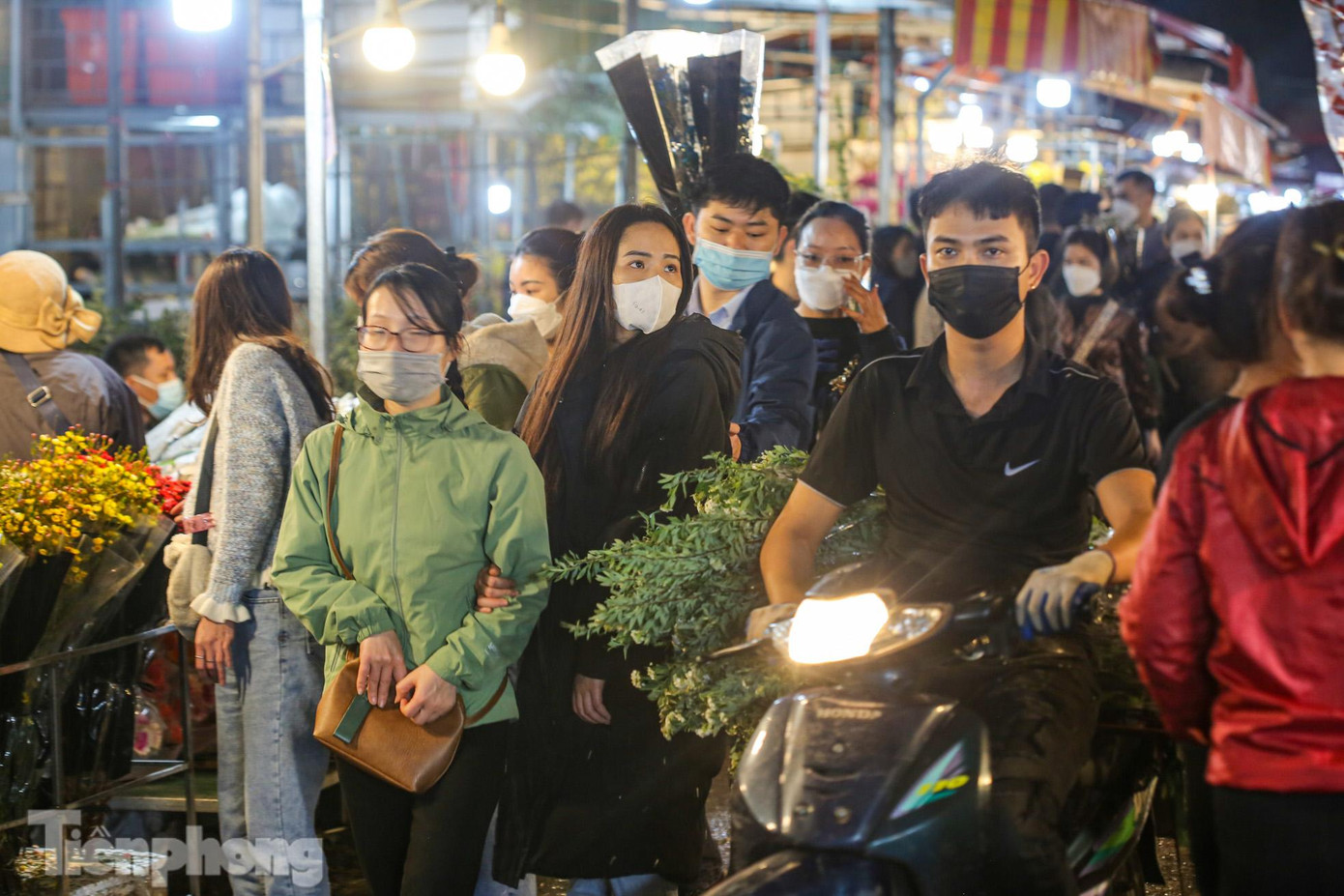 Những người trồng hoa từ khắp các vùng lân cận như Tây Tựu hay Mê Linh, Đông Anh chở hàng về đây để bán hàng. Những người trồng hoa từ khắp các vùng lân cận như Tây Tựu hay Mê Linh, Đông Anh chở hàng về đây để bán hàng.